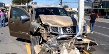 Accidente en Reynosa, Tamaulipas, deja camioneta impactada contra un poste