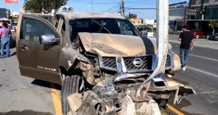 Accidente en Reynosa, Tamaulipas, deja camioneta impactada contra un poste