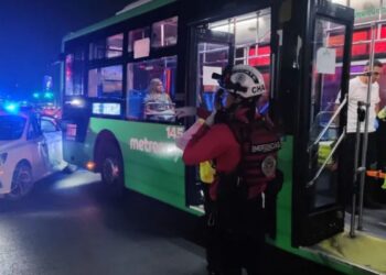 Accidente entre camión de Ecovía y auto deja dos lesionados en Monterrey, Nuevo León
