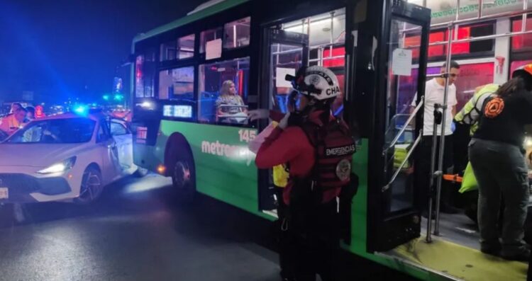 Accidente entre camión de Ecovía y auto deja dos lesionados en Monterrey, Nuevo León
