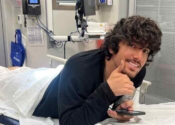Alex Fernández sufre fuerte accidente en la nieve y termina en el hospital