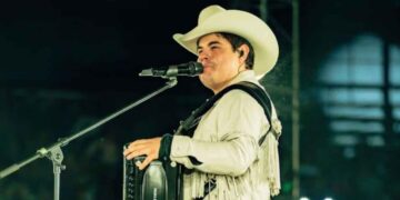 Alfredito Olivas firma carta y se compromete a no hacer apología del delito en sus conciertos en Jalisco