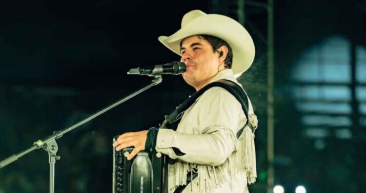 Alfredito Olivas firma carta y se compromete a no hacer apología del delito en sus conciertos en Jalisco