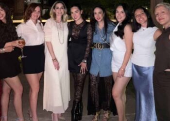 Aneliz Aguilar festeja su cumpleaños con cena japonesa, rosas rojas y mucha fiesta