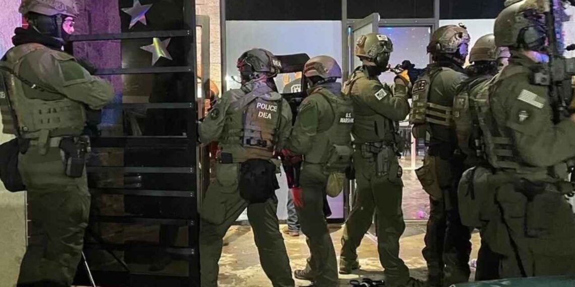 Detienen a cinco mexicanos en redada de Colorado Springs, E.U