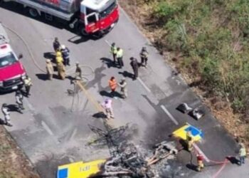 Aterriza de emergencia avioneta en carretera de Yucatán y se incendia