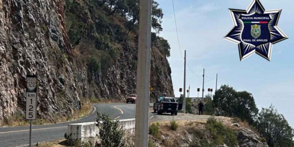 Auto cae a un barranco en Querétaro mientras familia se tomaba una foto