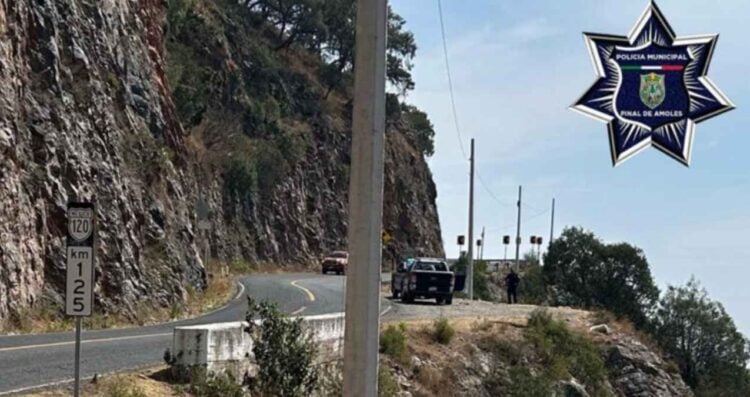 Auto cae a un barranco en Querétaro mientras familia se tomaba una foto