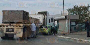 Auto compacto se estrella contra tráiler de la CFE en Tampico, Tamaulipas