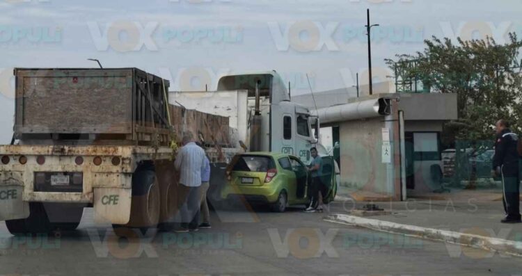 Auto compacto se estrella contra tráiler de la CFE en Tampico, Tamaulipas