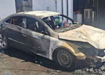 Auto se incendia en pleno Centro de Nuevo Laredo, Tamaulipas