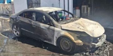 Auto se incendia en pleno Centro de Nuevo Laredo, Tamaulipas