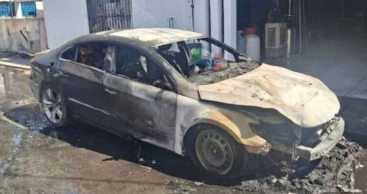 Auto se incendia en pleno Centro de Nuevo Laredo, Tamaulipas