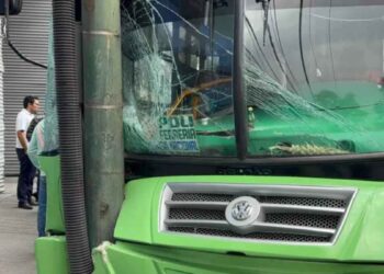 Autobús choca contra poste en Azcapotzalco y deja varios pasajeros lesionados