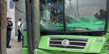 Autobús choca contra poste en Azcapotzalco y deja varios pasajeros lesionados