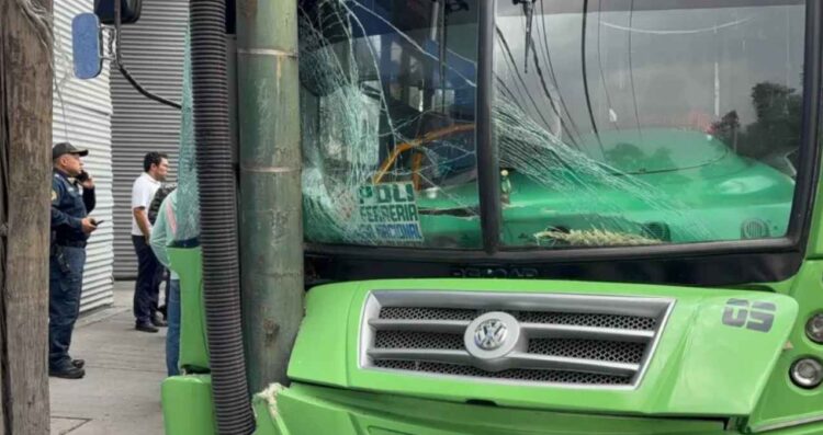 Autobús choca contra poste en Azcapotzalco y deja varios pasajeros lesionados