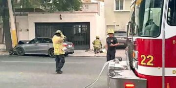 Automovilista choca contra medidor de gas provoca fuga en San Pedro, Nuevo León