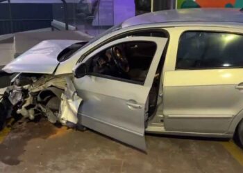 Automovilista pierde el control y choca contra las escaleras de una agencia en la CDMX