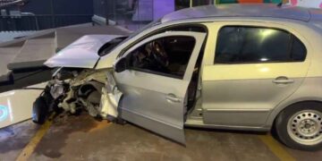 Automovilista pierde el control y choca contra las escaleras de una agencia en la CDMX