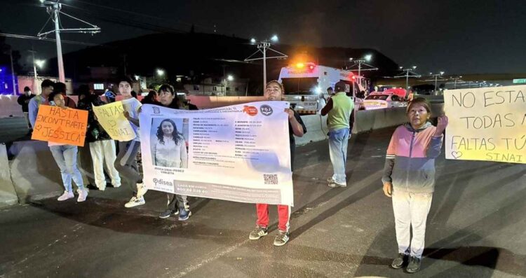 Bloqueos en la México-Puebla por desaparición de joven y falta de agua