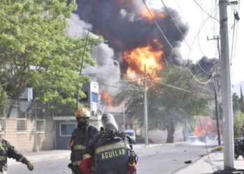 Bomberos combaten incendio en fábrica de aerosoles en Tlaquepaque, Jalisco