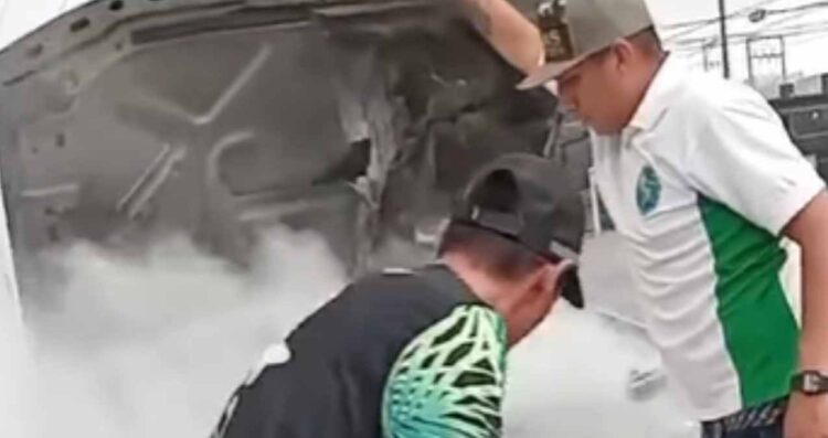 Brigadistas voluntarios ayudan a conductor tras incendio de camioneta en Reynosa, Tamaulipas