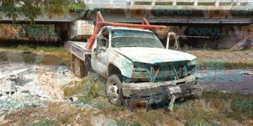 Camión cae de puente en libramiento de Ciudad Victoria