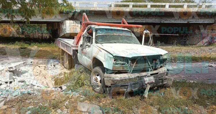 Camión cae de puente en libramiento de Ciudad Victoria