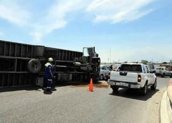 Camión de carga vuelca en San Nicolás, Nuevo León; chofer resulta lesionado
