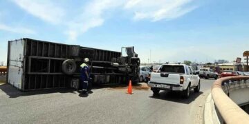 Camión de carga vuelca en San Nicolás, Nuevo León; chofer resulta lesionado