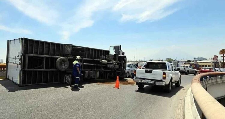 Camión de carga vuelca en San Nicolás, Nuevo León; chofer resulta lesionado