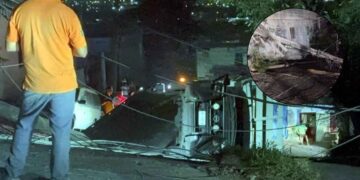 Camión de redilas derriba un poste tras volcar en Escobedo, Nuevo León