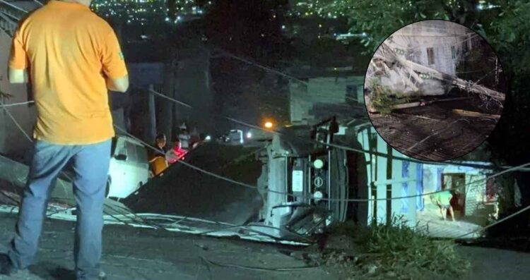 Camión de redilas derriba un poste tras volcar en Escobedo, Nuevo León