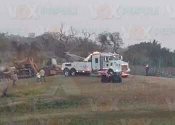Camión de volteo vuelca al descargar arena en campus de la UAT en Tampico-Madero