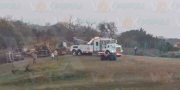 Camión de volteo vuelca al descargar arena en campus de la UAT en Tampico-Madero