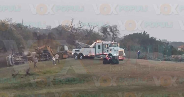 Camión de volteo vuelca al descargar arena en campus de la UAT en Tampico-Madero