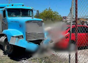 Camión derriba poste Nuevo Laredo