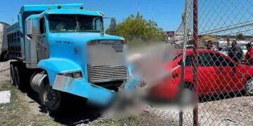 Camión derriba poste Nuevo Laredo