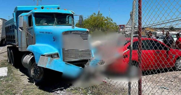 Camión derriba poste Nuevo Laredo