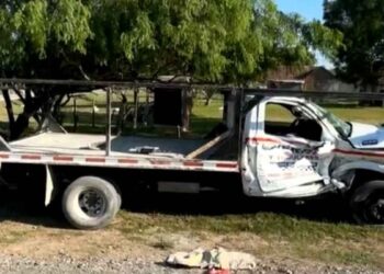 Camión intenta ganarle el paso al tren y termina impactado en Matamoros, Tamaulipas