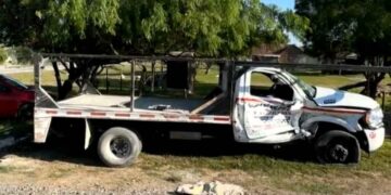 Camión intenta ganarle el paso al tren y termina impactado en Matamoros, Tamaulipas