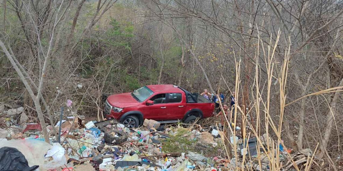 Camioneta cae barranco Mante