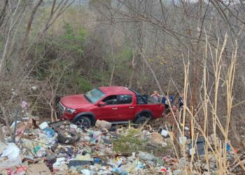 Camioneta cae barranco Mante