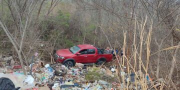 Camioneta cae barranco Mante