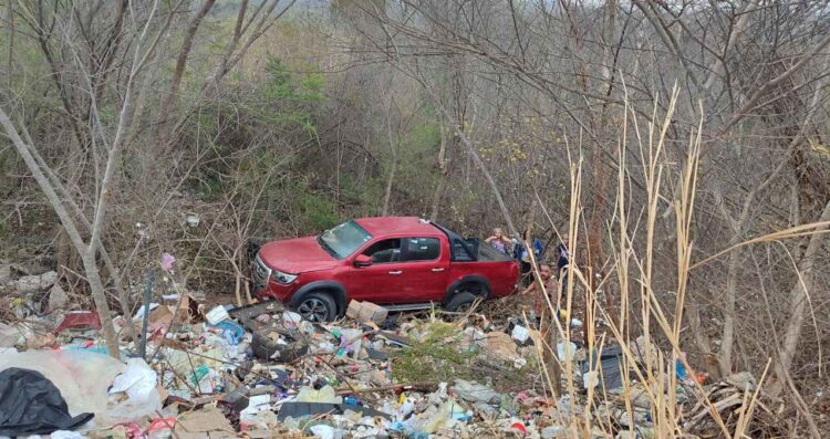 Camioneta cae barranco Mante
