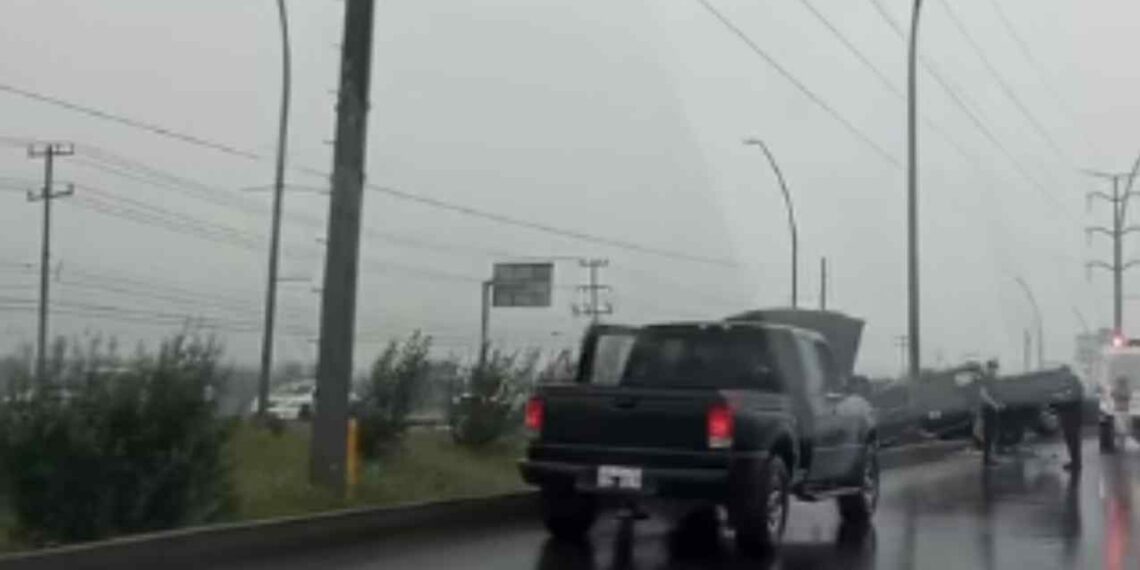 Camioneta choca contra camellón y derriba lámpara en libramiento de Reynosa, Tamaulipas