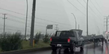Camioneta choca contra camellón y derriba lámpara en libramiento de Reynosa, Tamaulipas