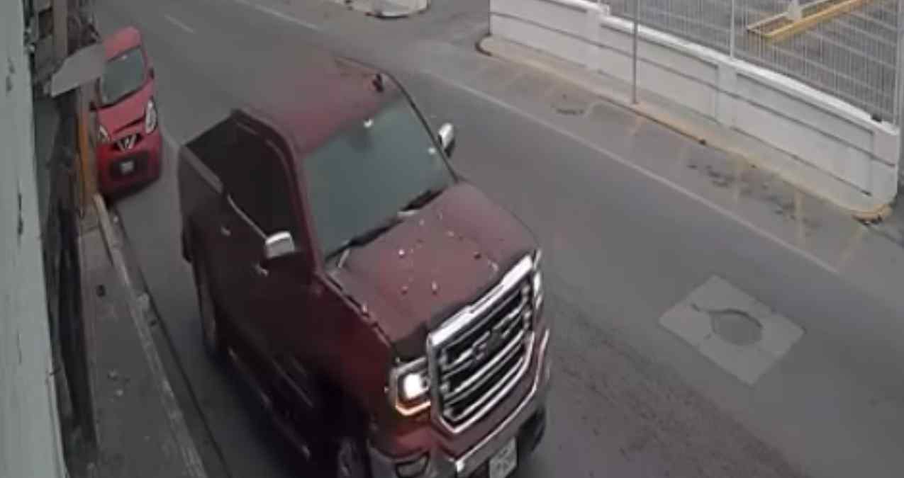 Camioneta con placas de Texas choca contra casa en Matamoros