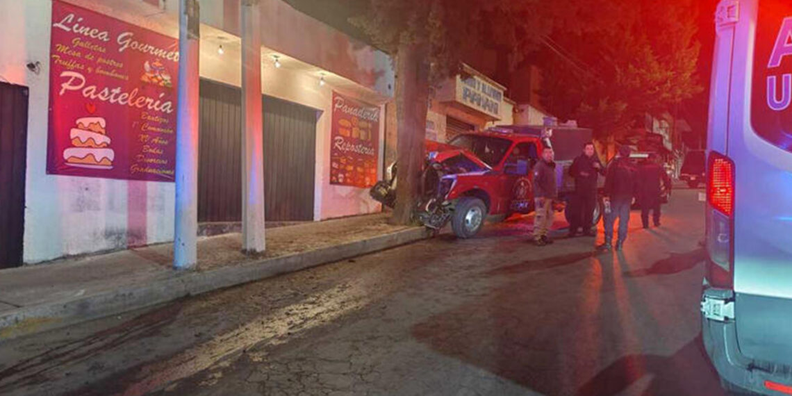 Camioneta de Bomberos de CDMX se queda sin frenos y choca en Magdalena Contreras
