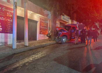 Camioneta de Bomberos de CDMX se queda sin frenos y choca en Magdalena Contreras